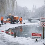 Und auch wenn der Winterdienst im Dauereinsatz ist: Die Stadt bittet dennoch um Vorsicht in Grünanlagen und an Gewässern