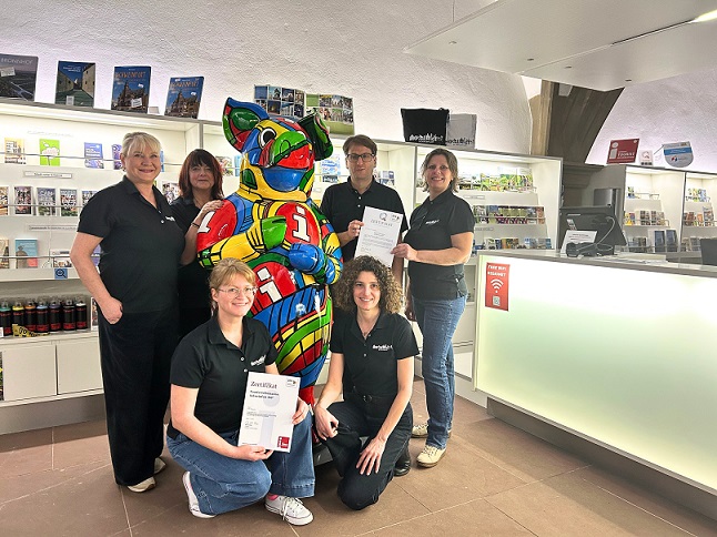 Qualität, die ankommt: Tourist-Information Schweinfurt 360° erneut mit „DTV i-Marke“ und „ServiceQ Deutschland“ ausgezeichnet