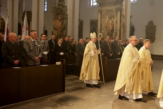 Auch im Kriegsfall auf Frieden abzielen: Weihbischof Paul Reder feiert zum Weltfriedenstag Gottesdienst mit rund 350 Soldatinnen und Soldaten