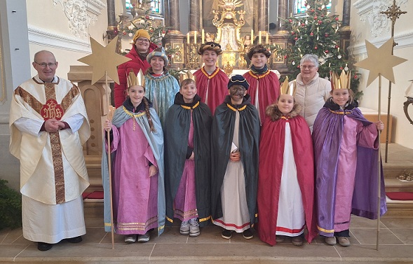 Die Sternsinger waren unterwegs und segneten: Zuvor wurde ein königlicher Aussendungsgottesdienst gefeiert