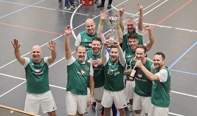 Die Traditionsmannschaft der Schnüdel gewann das Legendenturnier in der Münnerstädter Halle