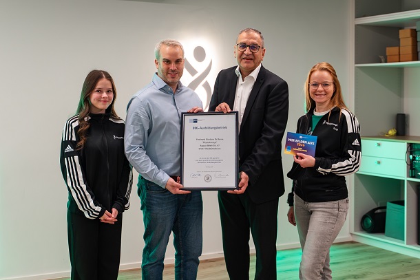 Mit Urkunde und Ausbildungssiegel: „PhysioKonzept“ aus Waldbüttelbrunn als neuer IHK-Ausbildungsbetrieb zertifiziert