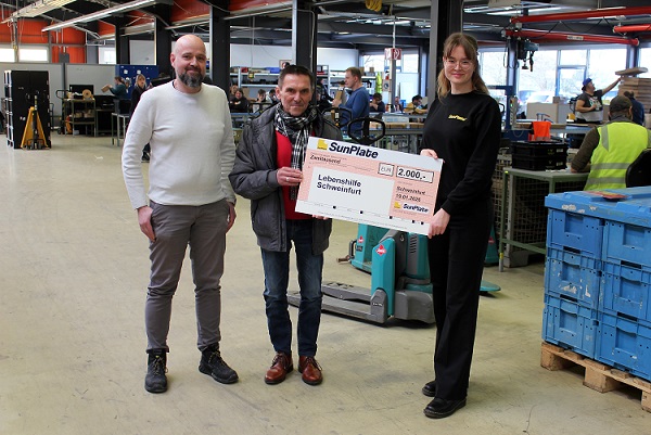 Das Schweinfurter Unternehmen SunPlate spendete 2.000 Euro für die Sennfelder Lebenshilfe-Werkstatt