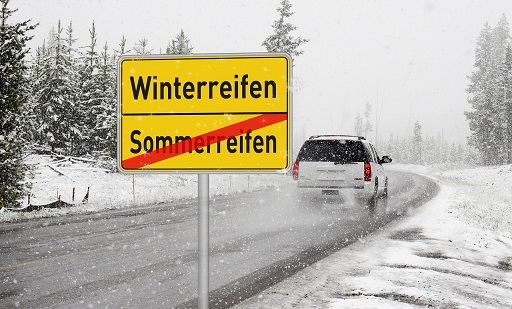 „Ja, hast denn du die Pfanne heiß!“: Pkw-Fahrer war Montag mit Sommerreifen unterwegs und verursacht einen hohen Sachschaden