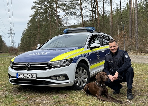 Frisch ausgebildet und einsatzbereit: Neues Zollhundeteam mit Murpy und Marcel verstärkt die Kontrollen in Schweinfurt