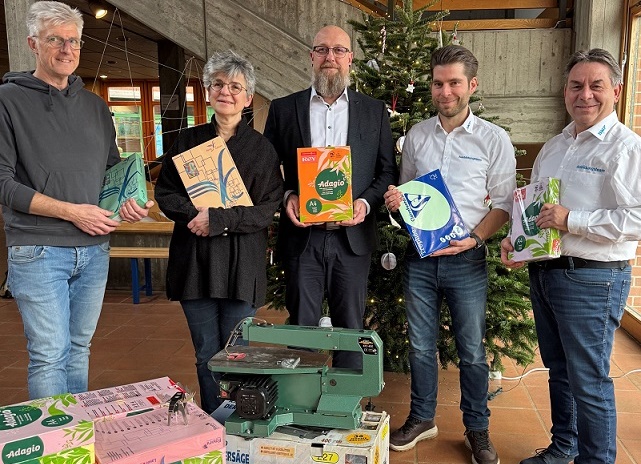 SKF schenkt der Schweinfurter Franziskus-Förderschule reichlich Buntpapier und eine Elektrosäge