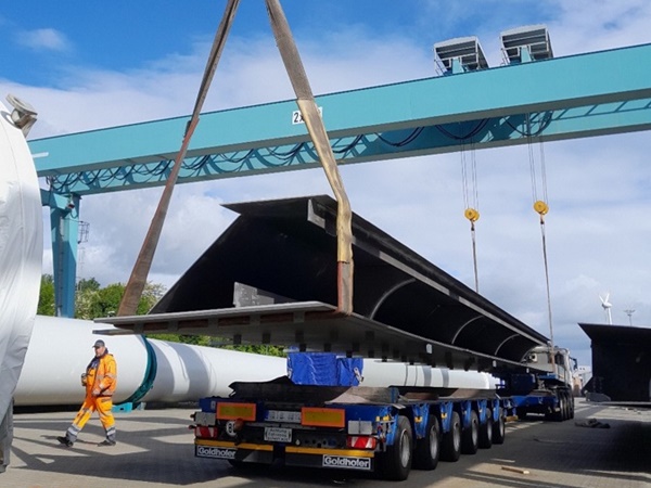 Logistische Meisterleistung: Arnold Schwerlast realisiert komplexes Schwerlastprojekt mitten in Hamburg