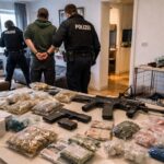 Waffen und Betäubungsmittel sichergestellt: Bedrohliche Social-Media-Posts führen zu Polizeieinsatz