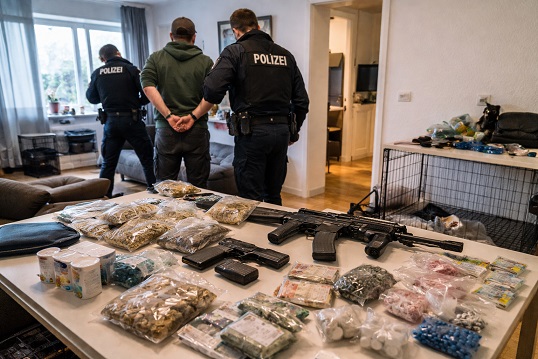 Waffen und Betäubungsmittel sichergestellt: Bedrohliche Social-Media-Posts führen zu Polizeieinsatz