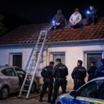 19 Jahre alter Opel-Fahrer entzieht sich einer Verkehrskontrolle und wird auf einem Hausdach festgenommen