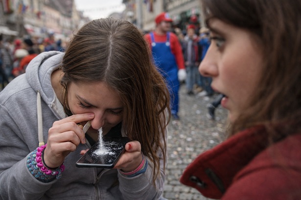 Weißes Pulver vom Display des Handys in die Nase gezogen: 20-Jährige wird beim Konsum von Kokain auf einem Faschingszug durch eine Zeugin beobachtet
