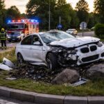 20-Jähriger verliert Kontrolle über seinen Pkw und baut einen Unfall auf der Insel eines Kreisverkehrs
