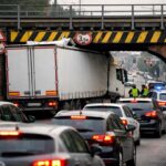 Stau an Bahnunterführung, weil ein Lkw-Fahrer mehrere Hinweisschilder missachtete