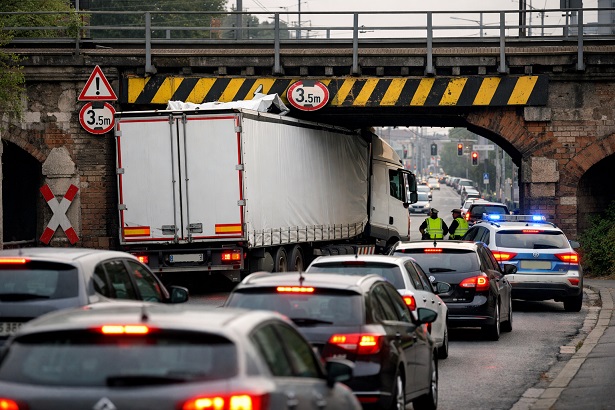 Stau an Bahnunterführung, weil ein Lkw-Fahrer mehrere Hinweisschilder missachtete