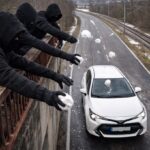 Welche drei schwarz geleideten Jugendlichen haben Schneebälle auf einen fahrenden Toyota geworfen?