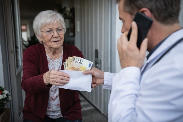 Falscher Arzt ruft an – und schon wieder übergibt eine Rentnerin mehrere tausend Euro