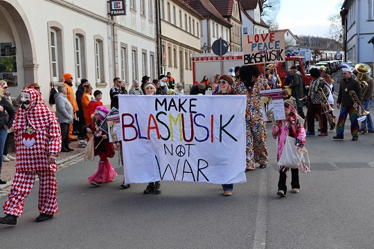 Der Gaudiwurm in Ebern in den Haßbergen: Das letzte Krankenhaus-Personal war dabei und der gesamte Lidl – VIELE FOTOS & FILM!
