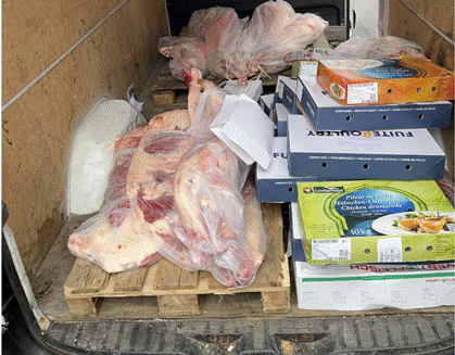 Polizei stoppt Transporter und zieht hunderte Kilo teils unverpacktes Fleisch aus dem Verkehr