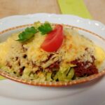 Fahr mal hin und kehr mal ein: Grüne Nudeln mit Sauce Hollandaise und Hackfleisch zur Musik von Sandra und Ina Deter in Klaus Pertacks Essecke