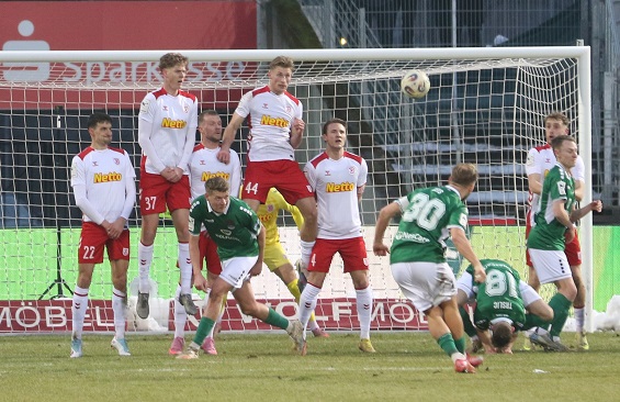 Lange Überzahl gegen den kriselnden Gegner – aber das war einfach zu wenig, was da vomn FC 05 gegen Regensburg kam