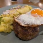 Essen wie Gott in Franken: Fleischküchle mit Kartoffelsalat und eine Pizza in der Gaststätte zur Eisenbahn