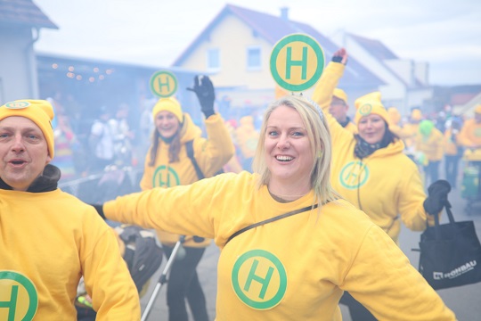 Auch Donald Trump war da: In Forst ging´s bergauf beim großen Schonunger Gemeinde-Faschingsumzug mit fahrbarer Rodelpiste – VIELE FOTOS & FILM!