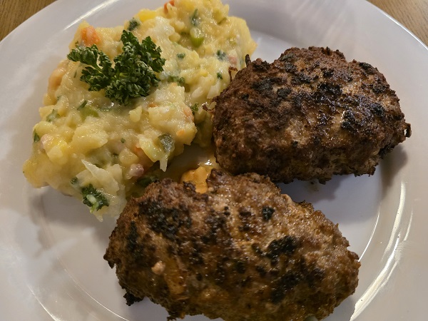 Essen wie Gott in Franken: gefüllte Fleischküchli, Gerupfter und Käsekuchen zum Bockbier