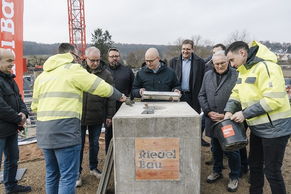 Grundsteinlegung Henneberg-Grundschule: Eine Zeitkapsel verbindet Vergangenheit und Gegenwart