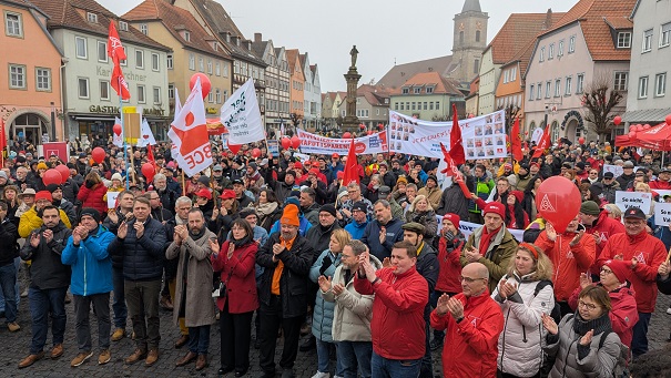 Die Rhön steht wieder auf: 1.700 Menschen setzen starkes Zeichen für industrielle Zukunft in Bad Neustadt an der Saale