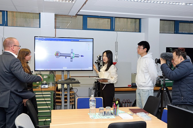 Südkoreanisches Fernseh-Team besichtigt Wälzlager-Labore am THWS-Standort Schweinfurt