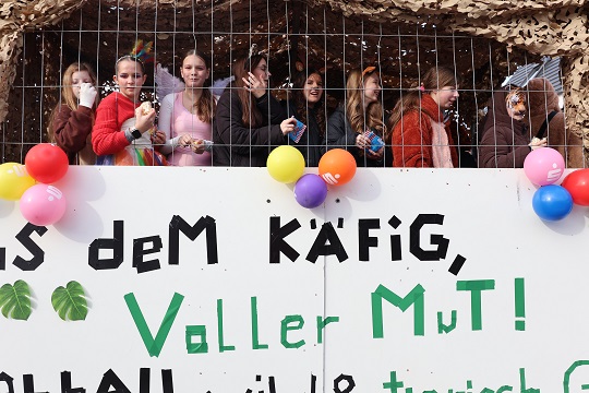 Bonbons, Beats und ein Riesenaffe: So war der Rosenmontags-Gaudiwurm in Kützberg – MIT FOTOS & FILM!