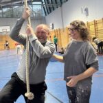 Turnschuhe statt Anzug: Landrat Thomas Eberth zu Gast beim inklusiven Kinderturnen in Eisingen