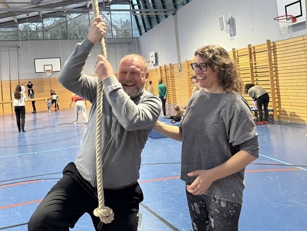 Turnschuhe statt Anzug: Landrat Thomas Eberth zu Gast beim inklusiven Kinderturnen in Eisingen
