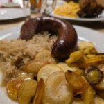 Essen wie Gott in Franken: Die Leberwurst mit Bratkartoffeln und Sauerkraut – und natürlich ein halbes Hähnchen