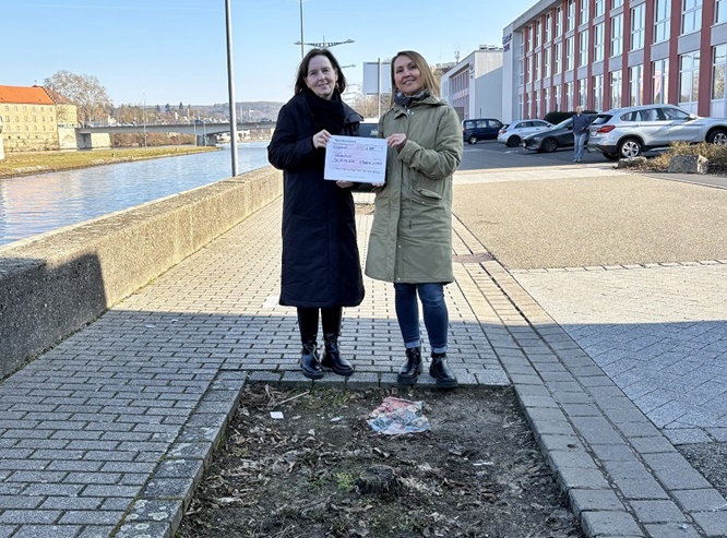 Wird die Maininsel attraktiver und grüner? „Natur statt Beton“-Initiatorinnen Schneider und Klotzek spenden 1.000 €