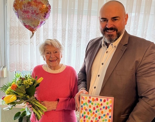 Zufriedene Mieterin seit mehr als sechs Jahrzehnten: Warum sich Elisabeth Mauderer in der Kanzler-Stürzel-Straße so wohl fühlt