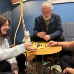 Halma trifft auf Mario Kart: Spielenachmittag für Großeltern und Enkel in der Stadtteilbücherei Hubland