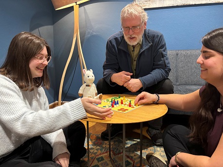 Halma trifft auf Mario Kart: Spielenachmittag für Großeltern und Enkel in der Stadtteilbücherei Hubland