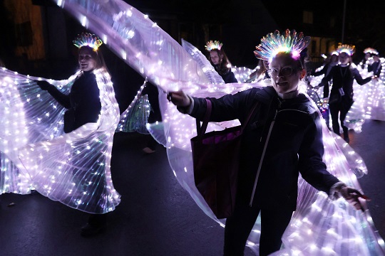 Gaudiwurm im Dunkeln: So war der erste Nachtfaschingsumzug in Mühlhausen bei Werneck – VIELE FOTOS, LANGER FILM!