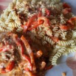 Bleib´ daheim und ess´ zuhaus´: Putenschnitzel a la Paprika mit Nudeln und Beilagensalat