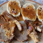 Bleib´ daheim und ess´ zuhaus´: Der Räuberbraten mit böhmischen Semmelknödeln und Mischgemüse