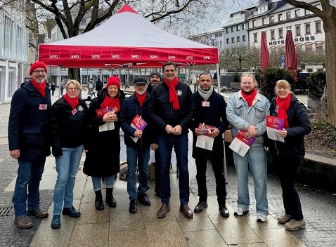 Schelmsrasen, Geldersheimer Straße und Marktplatz: Haustürbesuche und Infostand zur Kommunalwahl von SPD/Volt