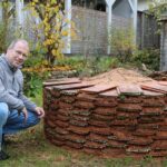 Mit Sand und Ziegeln gegen das Bienensterben: Wie ein „Sandarium“ im Garten von Familie Müller zur Artenvielfalt beiträgt