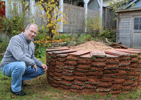 Mit Sand und Ziegeln gegen das Bienensterben: Wie ein „Sandarium“ im Garten von Familie Müller zur Artenvielfalt beiträgt
