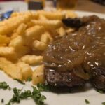 Essen wie Gott in Franken: Rinderleber mit Zwiebelsoße im Schleicher-Bräustüberl