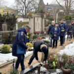 Gedenken an ein Vorbild: Kitzinger Karnevalsgesellschaft und Mitglieder des öffentlichen Lebens ehren Hans-Joachim Schumacher an dessen Grab