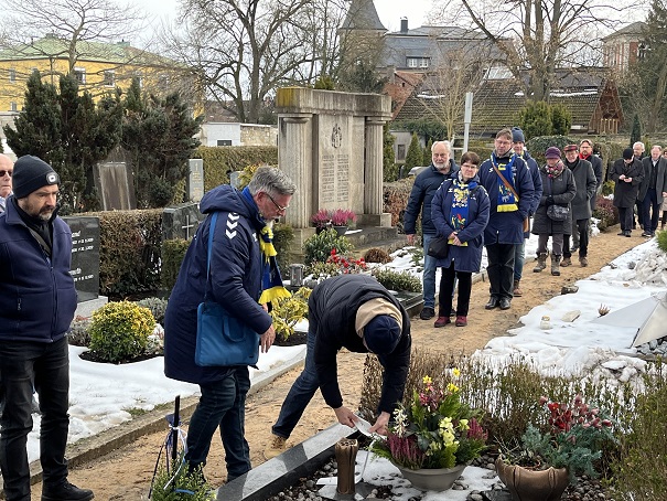 Gedenken an ein Vorbild: Kitzinger Karnevalsgesellschaft und Mitglieder des öffentlichen Lebens ehren Hans-Joachim Schumacher an dessen Grab