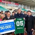 Nachwuchsförderung für den FC 05: Ministerpräsident Markus Söder überreichte einen Scheck über 50.000 Euro