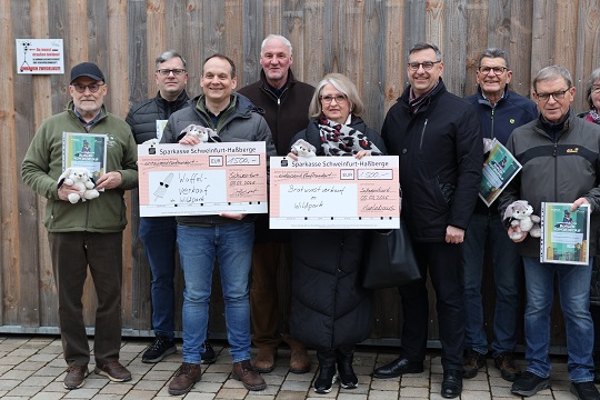 Ein Hase für den „Hasen“ – und 3000 Euro für den Wildpark, weil zur Waldweihnacht viele Waffeln und Bratwürste verkauft wurden