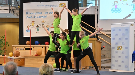 Kultusministerium ernannte weitere 200 Sport-Grundschulen in Bayern: Zertifizierungsfeier für alle Regierungsbezirke an der Sport-Grundschule Gochsheim